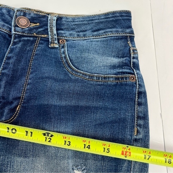 MAURICES Women’s High-Rise Blue Jeans Sz Small Short Distressed Ripped Stretch - Picture 10 of 13